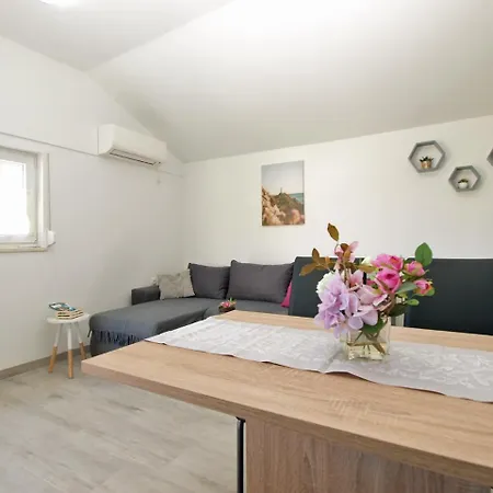 House Ankica 1818 Holiday home *